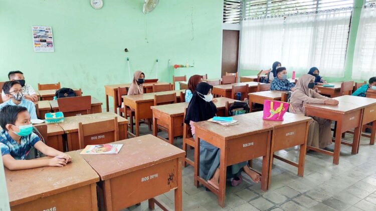 SERAGAM BEBAS — Pemko Padang menerapkan aturan bagi siswa yang mengikuti PTM di sekolah memakai baju bebas atau dilarang memakai seragam sekolah. Saat ini, PTM di Kota Padang tetap dilanjutkan meski Kota Padang masih berada di PPKM level IV.
