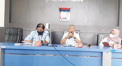 KETERANGAN PERS— Kepala Dinas Pertanian Kota Padang, Syahrial Kamat didampingi Kabid Keswan, drh.Sovia di Media Center Balaikota Aie Pacah, Rabu (6/10).