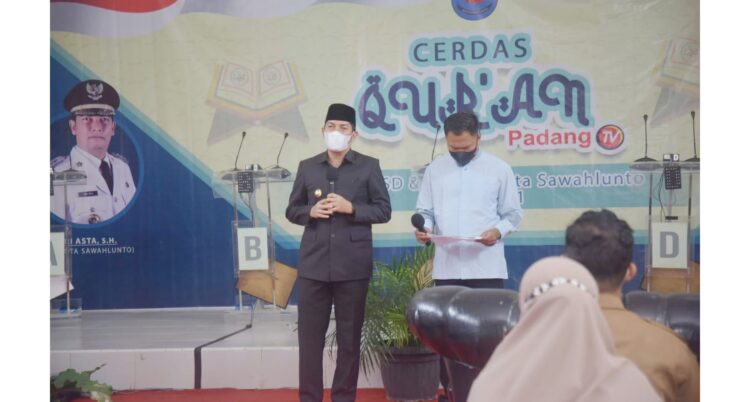 PEMBUKAAN— Wali Kota Sawahlunto Deri Asta membuka kegiatan yang bernuansa religius Cerdas Quran SD dan SMP Sawahlunto.