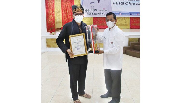 Padang Terima Penghargaan Nirwasita Tantra 1 SERAHKAN PENGHARGAAN—Kepala Dinas Lingkungan Hidup (DLH) Kota Padang Mairizon menyerahkan penghargaan Nirwasita Tantra kepada Wali Kota Padang Hendri Septa.