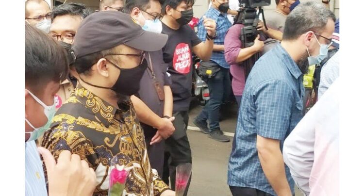 DATANGI—Para pegawai KPK yang dipecat termasuk Novel Baswedan mendatangi kantor lembaga antirasuah.