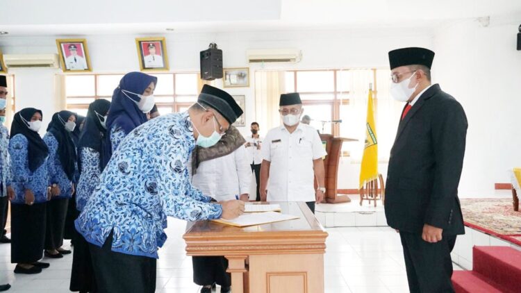 Pejabat Administrator Dilantik Bupati Tanah Datar 1 Guna mengisi beberapa jabatan yang masih lowong disebabkan pemekaran struktur organisasi Badan Perencanaan, Penelitian dan Pengembangan (Baperlitbang) dan adanya pejabat yang tidak hadir pelantikan karena positif Covid-19 dan beberapa alasan lainnya.