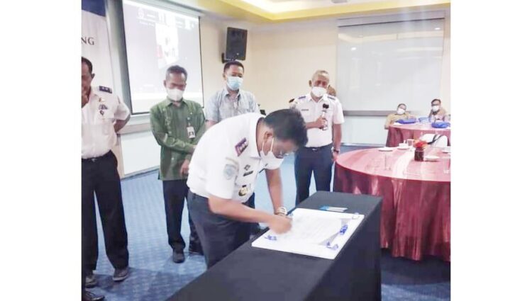 TEKEN BERITA ACARA— Kepala Dinas Perhubungan Kabupaten Padangpariaman Rifki Monrizal Nasrida Putra saat acara.
