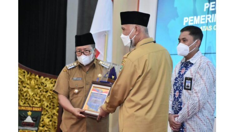 Pemkab Agam Terima 2 Penghargaan Opini WTP dari Kemenkeu 1 Pemkab Agam menerima penghargaan dari Kemenkeu RI atas capaian opini WTP terhadap Laporan Keuangan Pemerintah Daerah (LKPD) 2020, di Auditorium Gubernur Sumbar, Senin (25/10).