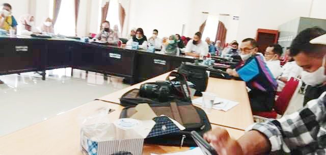 SAMBUTAN—Kepala Bala Bahsa Sumatra Barat Aminul Latif dalam kegiatan diseminasi pengunaan bahasa di ruang publik berikan sambutan.