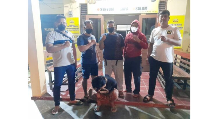 TERTUNDUK LESU— Fauzan (23) hanya bisa tertunduk lesu usai diamankan Polsek Bungtekab, Kamis (30/9) karena tega menganiaya pacarnya sendiri yang ingin memutuskan hubungan kasih diantara keduanya.