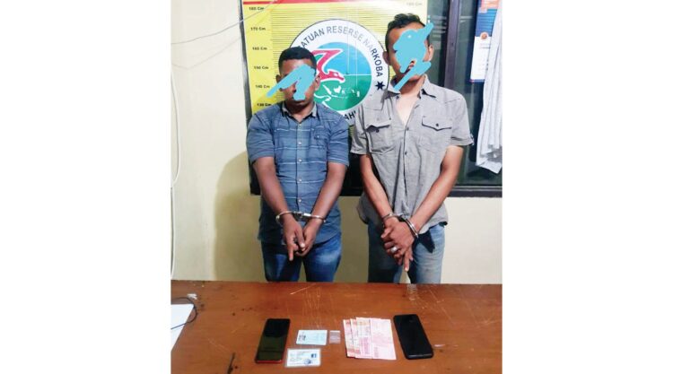 Jual Sabu ke Polisi yang Menyamar, Dua Pengedar Diciduk di Kota Sawahlunto 1 PENGEDAR— Dua pengedar sabu diringkus tim opsnal Satresnarkoba Polres Sawahlunto yang menyamar sebagai pembeli pada Rabu (27/10) malam. Sabu dan sejumlah uang diamankan sebagai barang bukti.