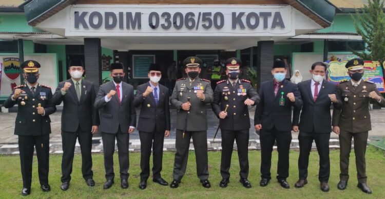 Peringatan HUT TNI ke-76, Momentum Bersatu dan Berjuang di Masa Pandemi Covid-19 1 FOTO BERSAMA—Bupati Limapuluh Kota, bersama Dandim 0306/50 Kota serta Forkopimda usai peringatan HUT TNI ke-76.