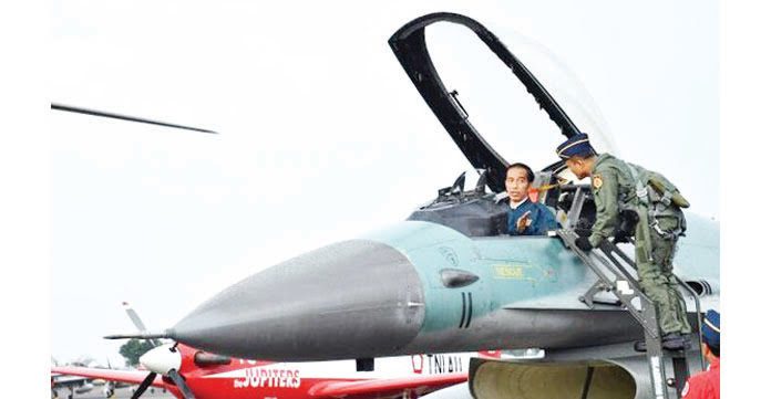 TNI Terkuat di Asia Tenggara, tetapi Masih Hadapi Sederet Kendala 1 DUDUK—Terlihat Presiden RI Joko Widodo duduk di kokpit Sukhoi TNI AU.