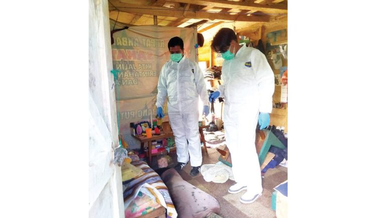 TEWAS MEMBUSUK— Polisi melakukan identifikasi terhadap tubuh Ifgan (65) yang ditemukan membusukdi dalam rumahnya.