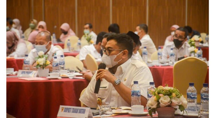 Program Tanahdatar Sejalan dengan Provinsi 1 Wakil Bupati Tanah Datar Richi Aprian ikuti Rapat Koordinasi (Rakor) Pemprov dan Kabupaten/Kota se – Sumbar Tahun 2021 dengan Tema Optimalisasi Program Pembangunan Khususnya Bidang Pelayanan Dasar dalam Rangka Mewujudkan Sumbar Madani yang Unggul dan Berkelanjutan, Rabu (29/9) di Ballroom Grand Zuri Hotel di Padang.