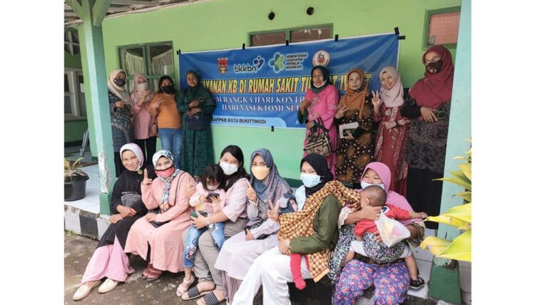 Dalam Meriahkan Bulan Kontrasepsi Sedunia, Puluhan Warga Ikuti Layanan KB di Kota Bukittinggi 1 SUKSESKAN--Pemko Bukittinggi melalui DP3APPKB bersama BKKBN didukung RST sukseskan Bulan Kontrasepsi dan Bulan Vasekotomi se dunia.