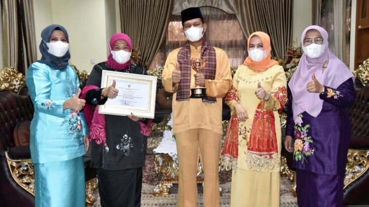 PENGHARGAAN—Wako Genius Umar saat meraih penghargaan.