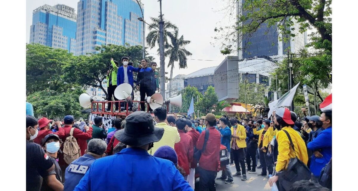 Ratusan mahasiswa yang melakukan unjuk rasa di Kawasan Patung Kuda Jakarta Pusat meminta Presiden Jokowi mundur Kamis 21 10