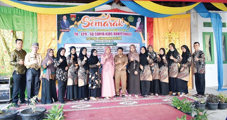 MERIAHKAN— Dalam memperingati dan memeriahkan peringatan Maulid Nabi Muhammad SAW 1443 H, SD Surya Kids Bukittinggi menggelar kegiatan Festival Seni Budaya Islam.