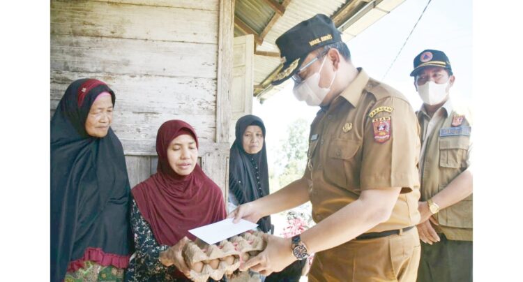SALURKAN BANTUAN— Wakil Bupati Agam, Irwan Fikri Dt Parpatiah salurkan bantuan darurat pada korban longsor di Jorong 100 Janjang, Nagari Canduang Koto Laweh, Kecamatan Canduang.