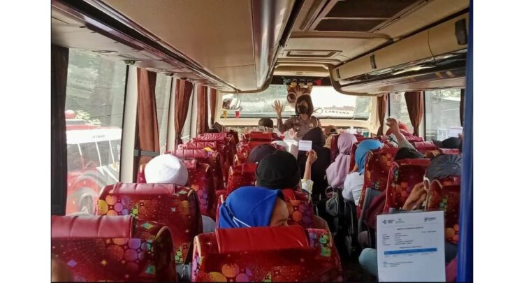 Satlantas Pasaman Periksa Kartu Vaksin 1 PERIKSA KARTU VAKSIN— Kasat Lantas Polres Pasaman Iptu Rina Aryanti saat melakukan pemeriksaan kelengkapan pengendaraan serta kartu vaksin penumpang.