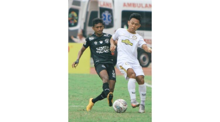 LAGA KELIMA— Pemain Semen Padang FC menghadapi pemain KS Tiga Naga dalam laga kelima Grup A Liga 2 2021 di Stadion Jakabaring, Palembang, Kamis (28/10) sore.