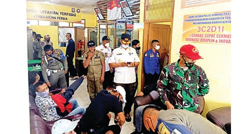 10 Pasangan Tidak Muhrim Kepergok Mesum di Hotel pinggir Danau Singkarak, Salah Satunya Pensiun ASN 1 MESUM— Seluruh pasangan tidak muhrim yang kedapatan mesum di Hotel didata di kantor Satpol PP dan Damkar Tanahdatar.