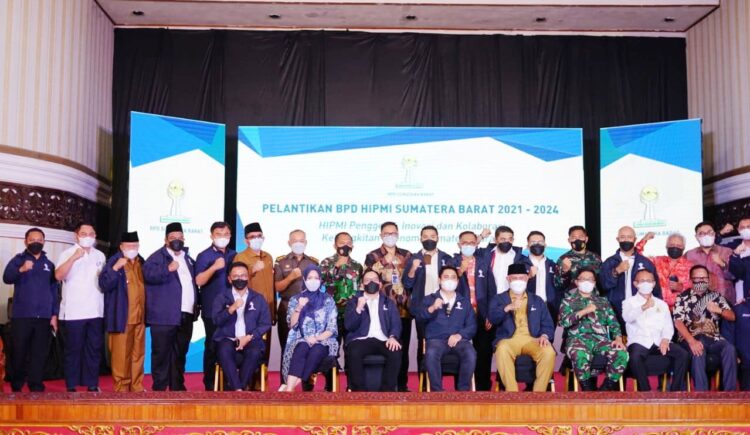 FOTO BERSAMA—Suhatri Bur, foto  bersama HIPMI saat pelantikan  Brian Putra Bastara resmi menjadi Ketua Umum Badan Pengurus Daerah (BPD) HIPMI Sumbar.