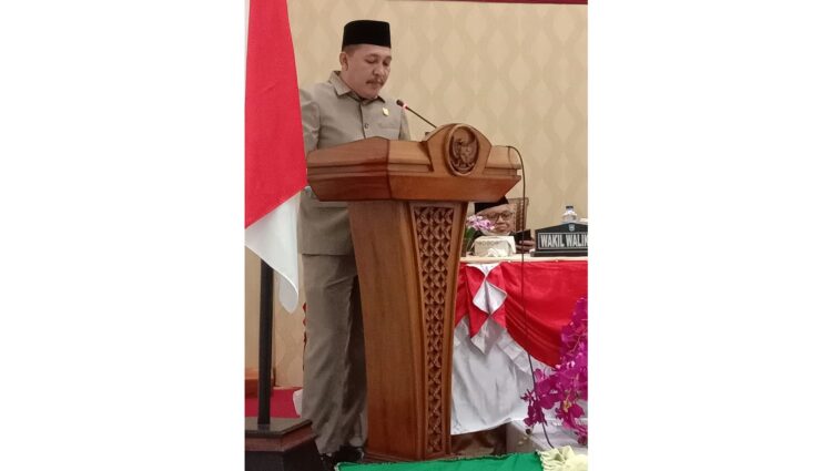 Paripurna Pandangan Umum Ranperda APBD 2022, Penurunan Pendapatan Daerah Disorot di Kota Sawahlunto 1 PARIPURNA— Iwan Kurniawan dari Fraksi Persatuan Pembangunan (PPP, Demokrat dan Perindo) menyoroti penurunan Pendapatan Daerah.
