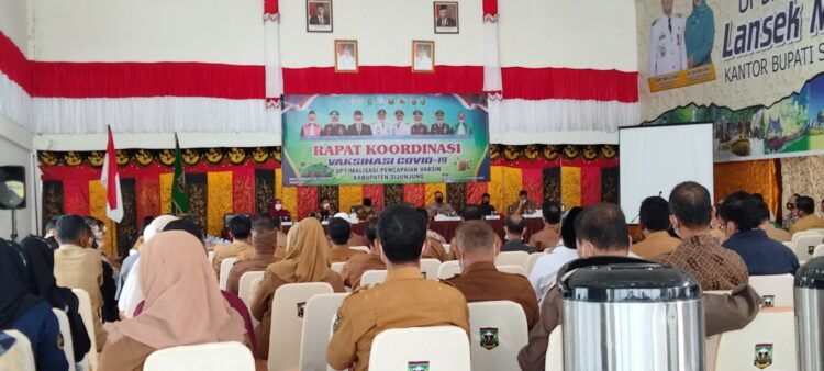 RAKOR--Kepala daerah, Forkopimda, Kepala OPD, Camat hingga walinagari ikuti Rakor Optimalisasi capaian vaksin  yang ditargetkan capai 70  persen Desember 2021.