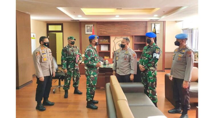 BERBINCANG—Wakapolda Sumbar Brigjen Pol Edi Mardianto berbincang dengan Danpomdam l/BB Kolonel CPM Anggiat Napitupulu saat kunjungan ke Polda Sumbar.