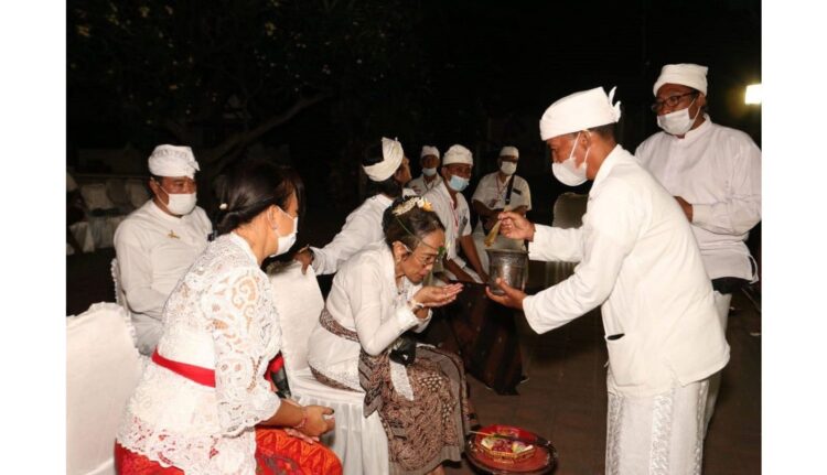 Didampingi Muhammad Putera, Ritual Pindah Agama Sukmawati Soekarnoputri 1 PERCIK—Sukmawati Soekarnoputri diperciki tirta suci saat ritual pengelukatan di kawasan Pantai Banyu Alit, kawasan Lovina, Singaraja, Buleleng.