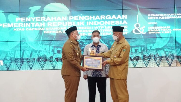 PENGHARGAAN— Wabup Tanahdatar  Richi terima piagam WTP dari Gubernur Mahyeldi.
