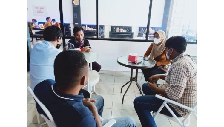 BINCANG—Kepala BPJS Kesehatan Cabang Payakumbuh Febri Yanti saat bincang santai dengan awak media.