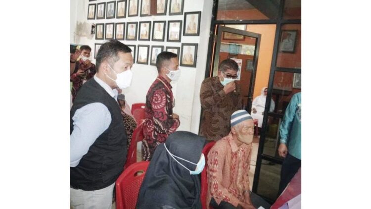 TINJAU VAKSINASI DI PASIA LAWEH— Asisten Pemerintahan dan Kesra Kabupaten Agam, Rahman memantau langsung pelaksanaan Pekan Vaksinasi di Nagari Nagari Pasia Laweh, Kecamatan Palupuah, Kabupaten Agam.
