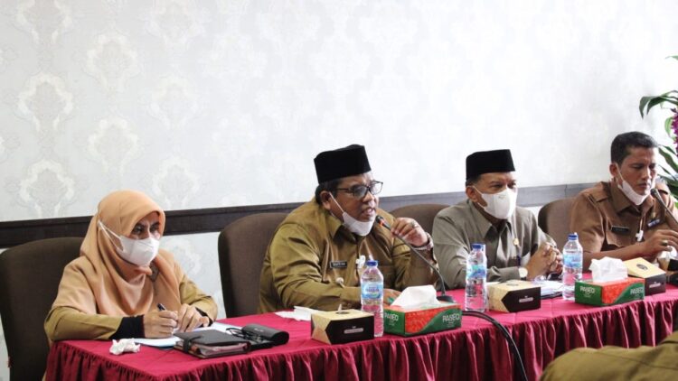 Bupati Padangpariaman Suhatri Bur meminta Organisasi Perangkat Daerah (OPD) di lingkungannya agar terus mengebut realisasi Pendapatan Asli Daerah (PAD).