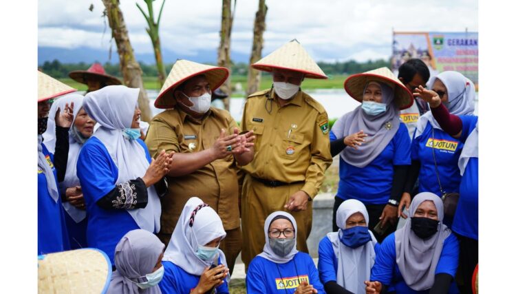 TANAM PADI— Gubernur Sumbar Mahyeldi bersama Bupati Padangpariaman Suhatri Bur, saat mengikuti gerakan percepatan tanam padi di Kelompok Tani Lapai Makmur  di Surau Mansi Korong Pasa Pakandangan, Nagari Pakandangan, Kecamatan  Enam Lingkung.