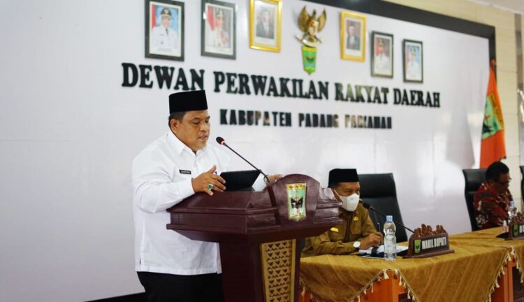 Bupati Padangpariaman Suhatri Bur kmarin, sampaikan jawaban pandangan umum Fraksi DPRD. Saat itu  Bupati Padangpariaman hingga kini terus berupayakan untuk perbaikan daerah yang lebih baik lagi dalam segala bidang pembangunan.