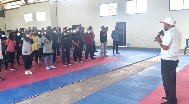 SELEKSI KARATEKA MUDA— Seleksi atlet FORKI Sumbar untuk kategori kadet, yunior dan U-21 digelar Sabtu (23/10). Seleksi dilaksanakan untuk memilih atlet yang akan mengikuti Kejurnas yang dilaksanakan di Bandung, pada 6 dan 7 November mendatang.