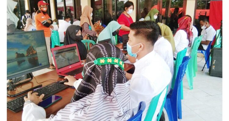 PEMERIKSAAN— Terlihat peserta vaksin sedang  menjalani pemeriksaan di GOR Rang Agam yang dilaksanakan oleh Dinas  Kesehatan Kabupaten Agam menurunkan 10 tim vaksinator.