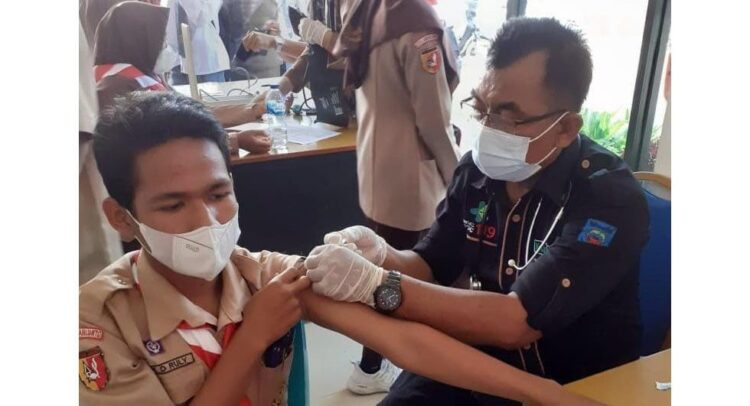 VAKSIN GRATIS— Anggota Kwarcab Pramuka Sawahlunto melaksanakan vaksin gratis guna menunjang percepatan herd immunity di Kota Sawahlunto.