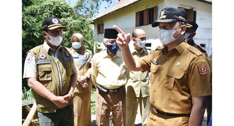 Masyarakat Diimbau Waspadai Cuaca Ekstrem di Agam 1 WASPADA--Wakil Bupati Agam Irwan Fikri Dt Parpatiah mengimbau masyarakat agar meningkatkan kewaspadaan, dalam menyikapi cuaca yang mulai ekstrem akhir-akhir ini.
