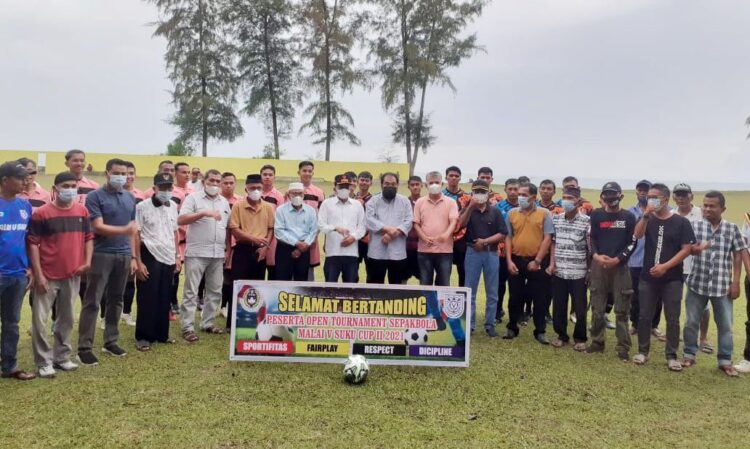 FOTO BERSAMA--Wabup Padangpariaman Rahmang foto bersama usai membuak turnament sepak bola Malai V Suku Cup II 2021 kategori usia 40 plus di Sungai Sariak Malai V Suku Kecamatan Batang Gasan.