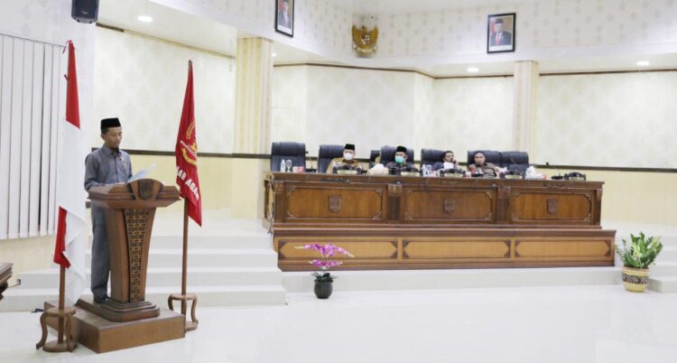 Wakil Bupati Agam Irwan Fikri menghadiri rapat paripurna DPRD  Agam di aula Kantor DPRD Agam, Selasa (5/10).