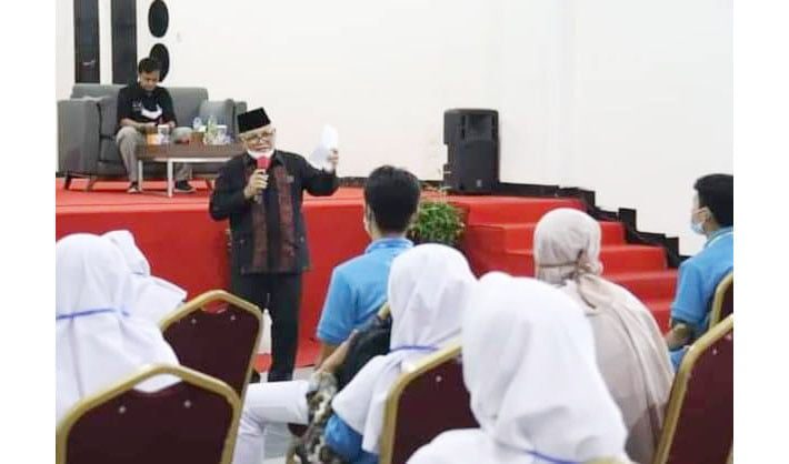 PERKENALKAN MUSEUM— Wakil Wali Kota Sawahlunto Zohirin Sayuti berusaha memperkenalkan museum kepada pelajar di Kota Sawahlunto.