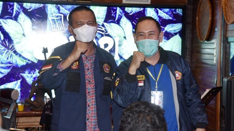 BERSAMA—Wali Kota Pariaman H Genius Umar, bersama  Karang Taruna se Provinsi Sumatera Barat foto bersama.