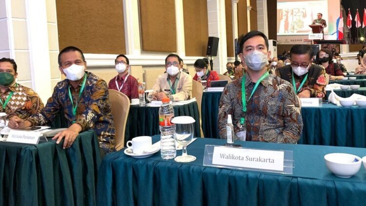 Sebanyak 53 orang walikota se Indonesia menghadiri  Indo Smart City Forum and Expo 2021 di Yogyakarta.  Forum yang dihadiri oleh anggota Asosiasi Pemerintah Kota Seluruh Indonesia (Apeksi) ini mengusung tema membangun ekosistem smart city berkelanjutan bagi penanggulangan pandemi.