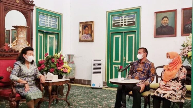 Wako Pariaman Sowan ke Ratu Kraton 1 BERTEMU—Walim Kota Pariaman genius Umar saat bertemu dengan ratu kraton.