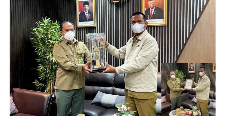 Wako Pariaman Terima Narawasita Tantra 2020 1 TERIMA PIALA—Wako Genius Umar terima piala dan piagam penghargaan green leadership Nirwasita Tantra 2020 dari KLHK RI.