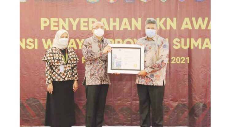 Wali Kota Solok Terima Piagam Penghargaan BKN Award 2021 1 Wali Kota Solok Zul Elfian menerima penghargaan BKN Award 2021 yang diserahkan langsung oleh Plt Kepala Badan Kepegawaian Negara RI, Dr Ir Bima Haria Wibisana, MSIS, Senin (18/10) di Grand Zuri Padang.