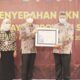 Wali Kota Solok Zul Elfian menerima penghargaan BKN award.