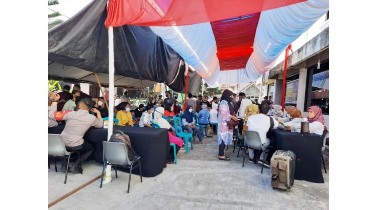 ANTUSIASI IKUT VAKSINASI— Warga yang tinggal di kawasan Ben-Hur Hotel antusias da mengikuti vaksinasi Covid-19 yang diadakan pihak hotel, Kamis (28/10).