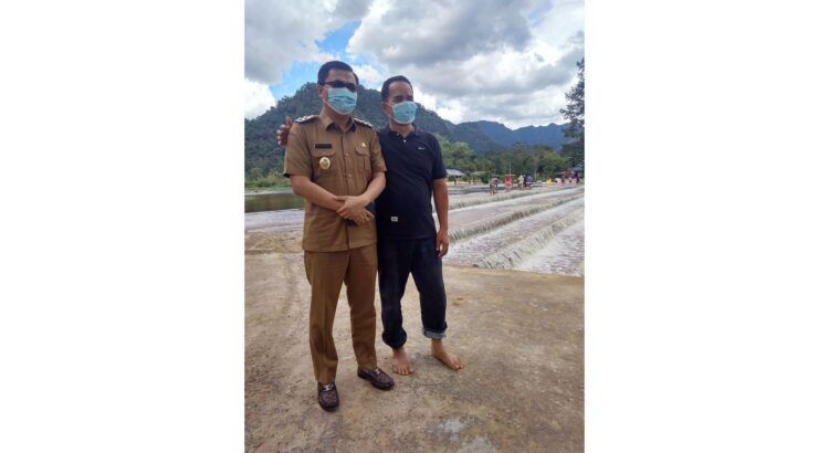 OBJEK WISATA KAPALO BANDA— Masyarakat pengunjung objek wisata Kapalo Banda berfoto bersama dengan Wakil Bupati Limapuluh Kota, Rizki Kurniawan N saat kunjungan ke Kapalo Banda, Taram, Selasa (26/10).