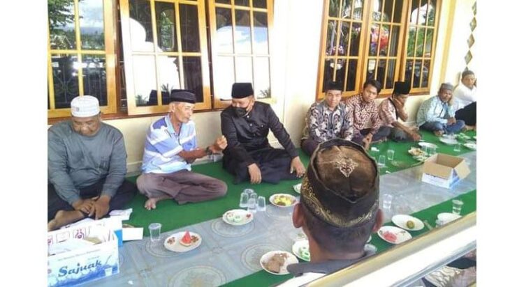 Wakil Wali Kota Pariaman Mardison Mahyuddin, kemarin, menghadiri Maulid Nabi Muhammad SAW 1443 H, di Mesjid Raya Cubadak Mentawai, Desa Cubadak Mentawai Kecamatan Pariaman Timur, Kota Pariaman.